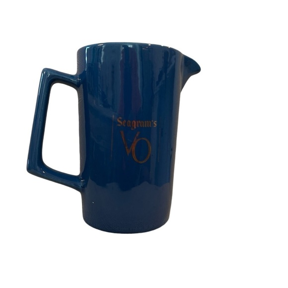 VINTAGE SEAGRAM'S VO CANADIAN WHISKY PUB JUG/PITCHER LITE BLUE. MADE IN CANADA - Picture 4 of 9